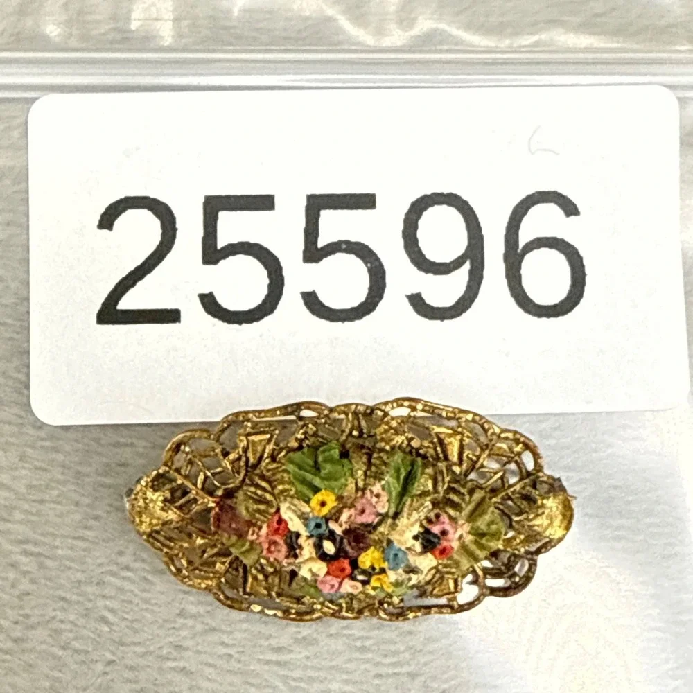 Vintage Gold Tone Flower Theme Brooch READ